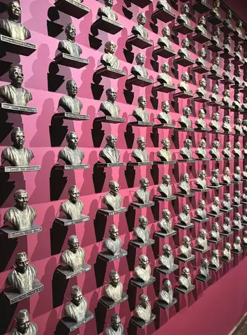 The 300 Busts