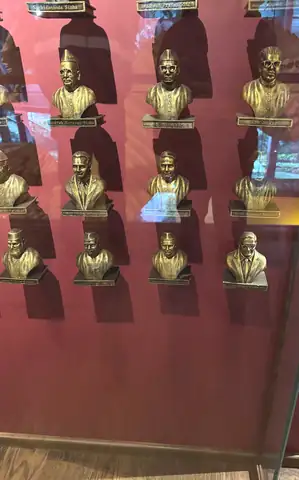 The 300 Busts