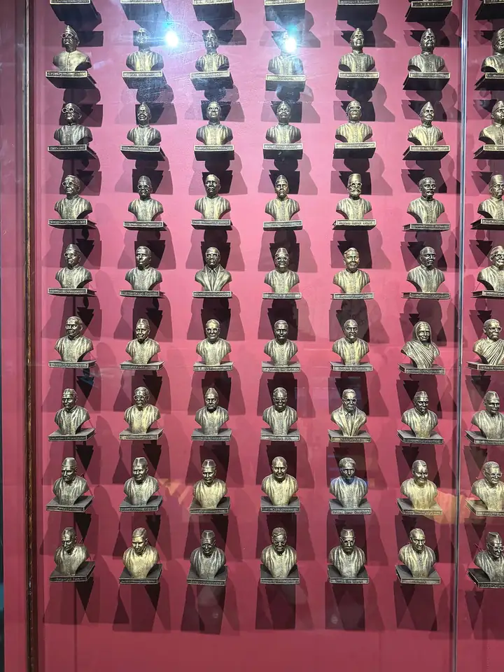 The 300 Busts