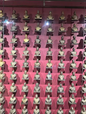 The 300 Busts